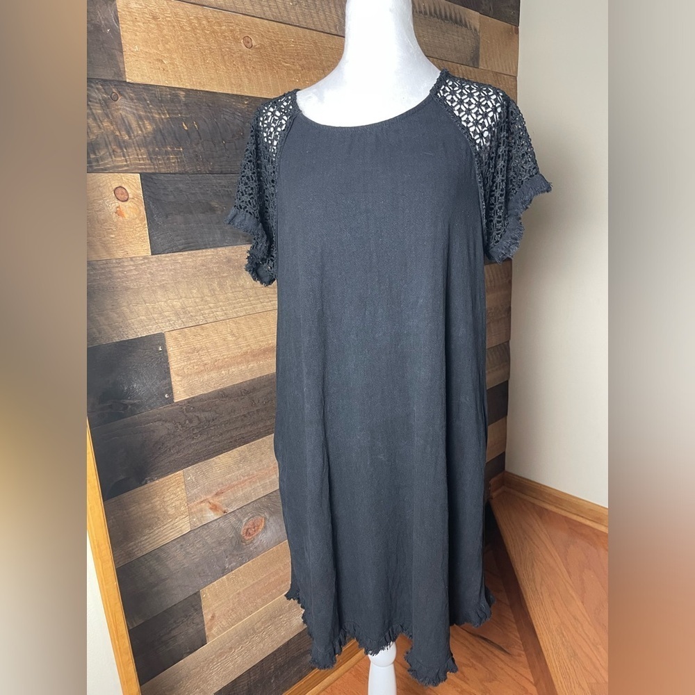 Umgee Black Linen Blend Crochet Sleeve  High Low Frayed Hem Dress, Size Medium